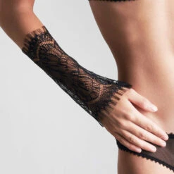 Manchettes En Dentelle Maison Close Accroche Coeur